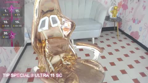 Snapshot of paris09_v chatting on February 26, 9:42 am PARIS online show from February 26, 9:42 am