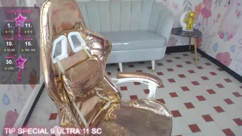 Snapshot of paris09_v chatting on March 4, 9:18 am PARIS online show from March 4, 9:18 am