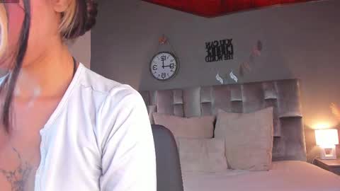 Snapshot of parisfox_ chatting on February 10, 7:38 pm PARIS online show from February 10, 7:38 pm