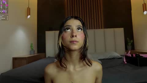 Snapshot of parisfox_ chatting on February 19, 1:40 am PARIS online show from February 19, 1:40 am