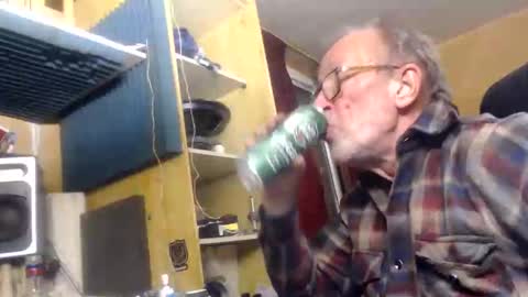 Snapshot of pascal88881 chatting on December 8, 11:08 pm pascal88881 online show from December 8, 11:08 pm