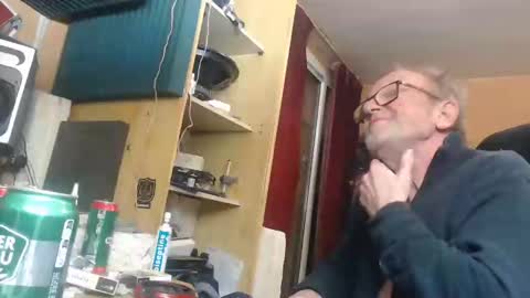 Snapshot of pascal88881 chatting on December 17, 1:29 am pascal88881 online show from December 17, 1:29 am