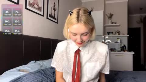 Lola online show from October 31, 4:19 pm