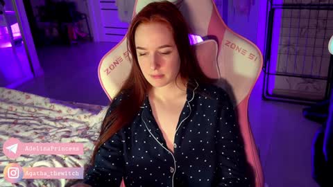 Snapshot of pearlprincess_ chatting on December 14, 1:39 am Adelina online show from December 14, 1:39 am