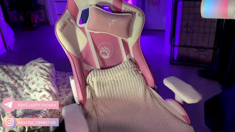 Snapshot of pearlprincess_ chatting on December 16, 12:48 am Adelina online show from December 16, 12:48 am