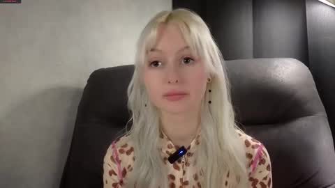 Snapshot of peek_in_my_window chatting on September 30, 4:28 am tony online show from September 30, 4:28 am