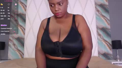 Snapshot of penelopeboobs_ chatting on October 21, 7:03 pm online show from October 21, 7:03 pm