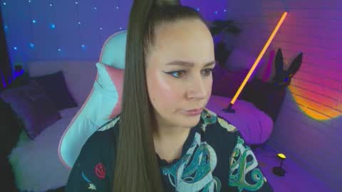 Dia  online show from October 13, 8:53 pm