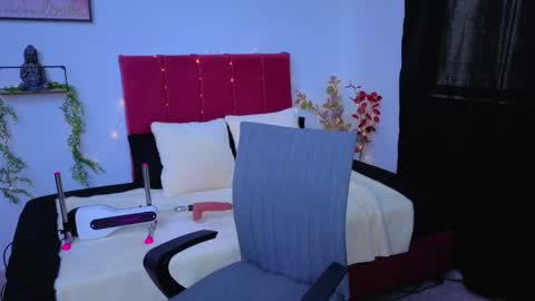 pequitasmedusa9 online show from September 26, 6:34 pm