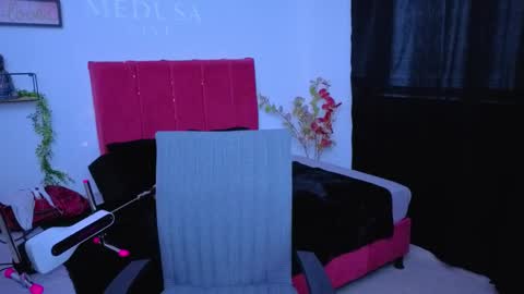 pequitasmedusa9 online show from October 7, 7:55 pm