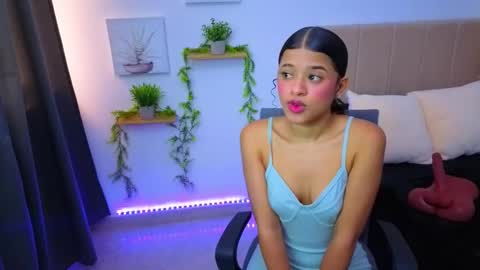 pequitasmedusa9 online show from October 14, 7:03 pm