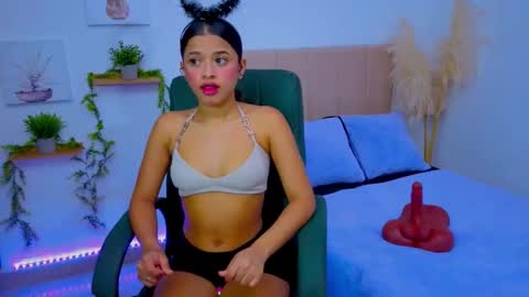 pequitasmedusa9 online show from October 17, 6:32 pm