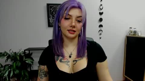 Gabbie online show from December 5, 6:33 pm