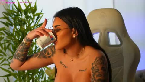 Snapshot of perfectt33n chatting on February 14, 10:07 am Dee online show from February 14, 10:07 am