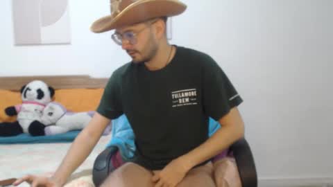 Snapshot of peter_x_annaud chatting on October 10, 11:09 am FELIPE online show from October 10, 11:09 am