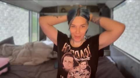 phoebebobebe online show from October 27, 7:01 am