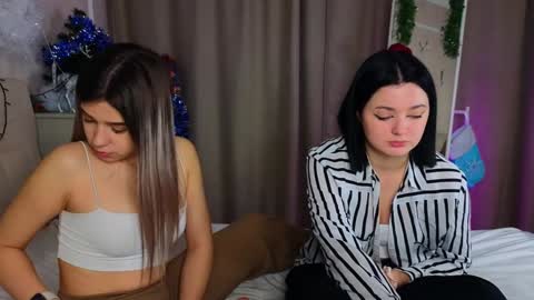 Snapshot of phyllisheart chatting on December 24, 2:22 pm Lora black and Lili blonde welcome you here online show from December 24, 2:22 pm