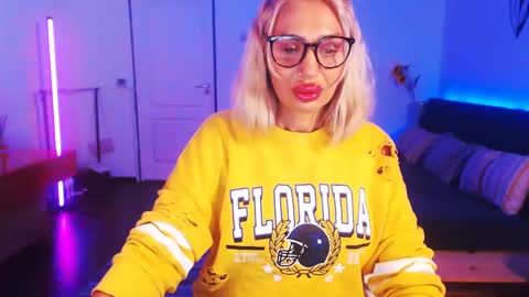 Victoria online show from December 15, 7:53 pm