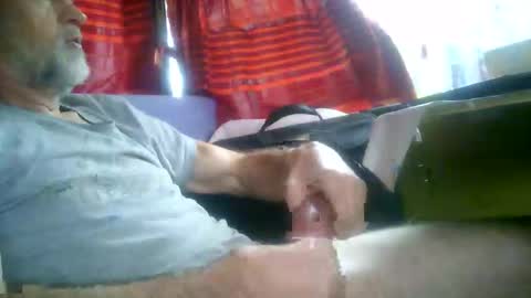 Snapshot of plus84u chatting on December 5, 12:00 pm Fratzz online show from December 5, 12:00 pm