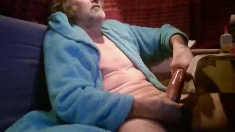 Snapshot of plus84u chatting on February 17, 9:52 pm Fratzz online show from February 17, 9:52 pm