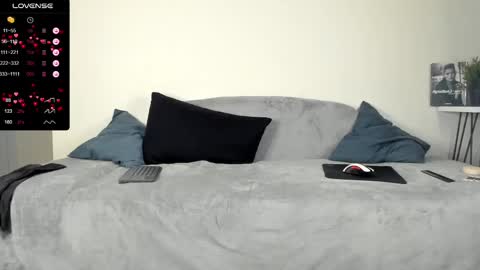 Snapshot of poisonevelyn chatting on February 19, 8:31 pm Holy Blonde online show from February 19, 8:31 pm