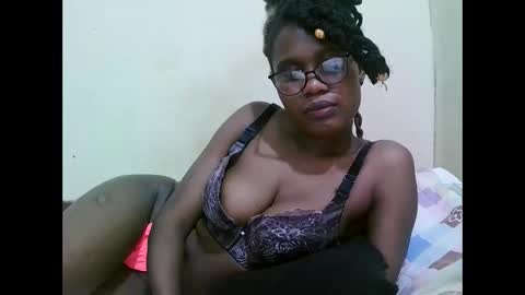 pretty_mellan online show from February 4, 8:28 pm