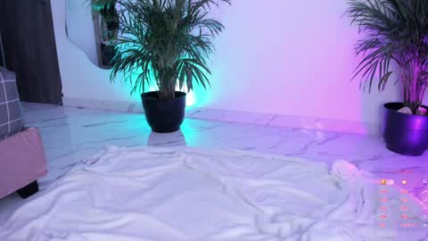 Snapshot of pretty_pettite chatting on December 14, 10:07 pm pretty_pettite online show from December 14, 10:07 pm