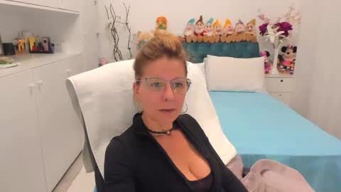 Snapshot of prettyblackeyes chatting on September 24, 9:29 pm wilma online show from September 24, 9:29 pm