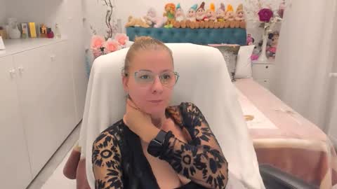 Snapshot of prettyblackeyes chatting on November 15, 12:41 am wilma online show from November 15, 12:41 am