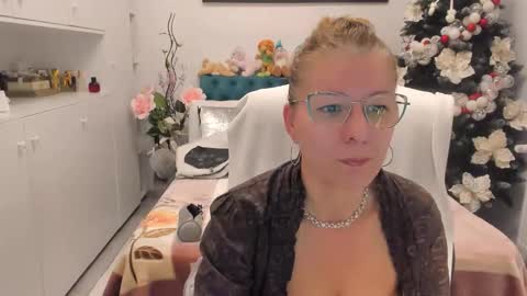 Snapshot of prettyblackeyes chatting on November 24, 6:57 am wilma online show from November 24, 6:57 am