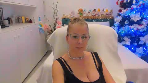 Snapshot of prettyblackeyes chatting on December 13, 9:20 pm wilma online show from December 13, 9:20 pm