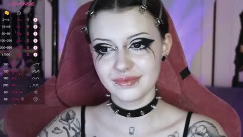 Snapshot of prettybones chatting on December 10, 2:28 pm Violet online show from December 10, 2:28 pm