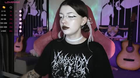 Snapshot of prettybones chatting on December 21, 12:27 pm Violet online show from December 21, 12:27 pm