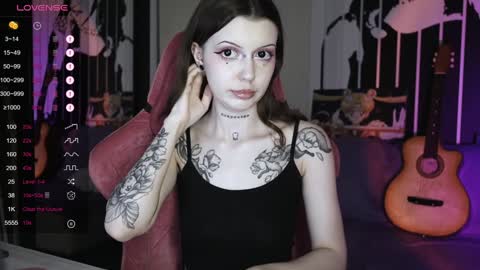 Snapshot of prettybones chatting on December 29, 11:29 am Violet online show from December 29, 11:29 am