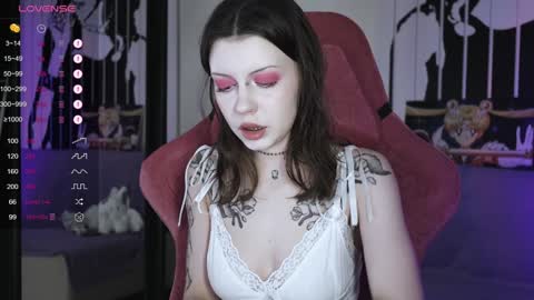 Snapshot of prettybones chatting on January 4, 12:05 pm Violet online show from January 4, 12:05 pm