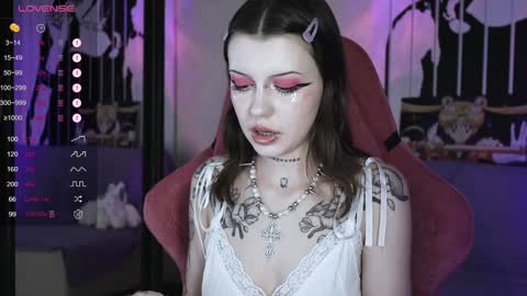 Snapshot of prettybones chatting on January 4, 3:07 pm Violet online show from January 4, 3:07 pm