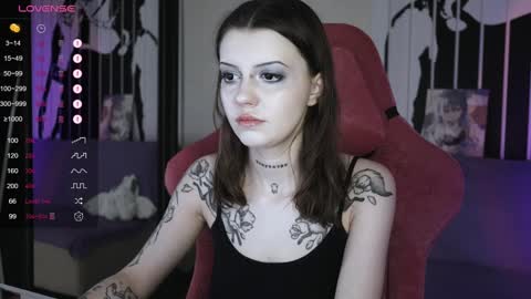 Snapshot of prettybones chatting on January 12, 9:51 am Violet online show from January 12, 9:51 am