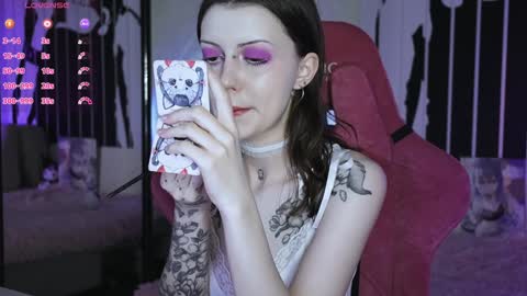 Snapshot of prettybones chatting on February 8, 11:02 pm Violet online show from February 8, 11:02 pm