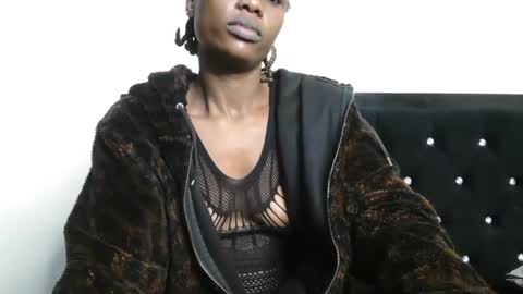 Vee online show from November 17, 6:03 pm