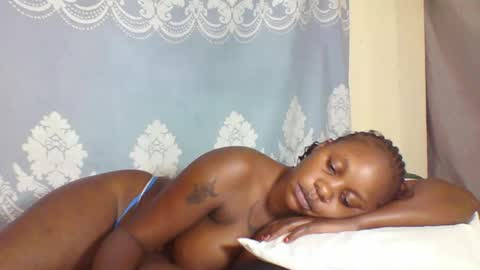 Snapshot of prettydarkskin002 chatting on September 16, 12:44 am SHANIA online show from September 16, 12:44 am