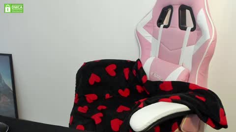 Snapshot of princesse_katey chatting on February 7, 8:33 am miss me check out my YT online show from February 7, 8:33 am