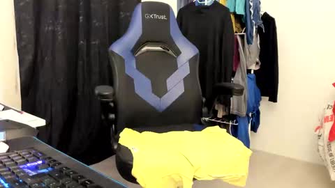 Snapshot of princesse_katey chatting on February 17, 12:48 pm miss me check out my YT online show from February 17, 12:48 pm