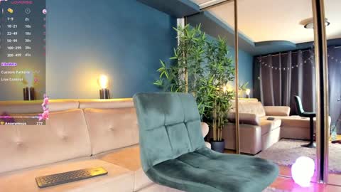 Snapshot of project_raven chatting on December 28, 10:23 pm Raven but you can call me sweetie or honey too online show from December 28, 10:23 pm