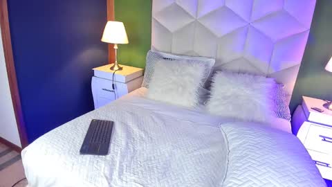 Queen Violet online show from February 21, 8:05 pm