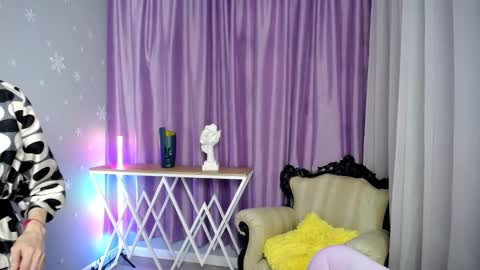 Snapshot of queen_a_n_i chatting on November 15, 11:40 am A N I Ill be here on December 1st online show from November 15, 11:40 am