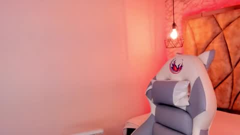   online show from February 7, 7:06 pm