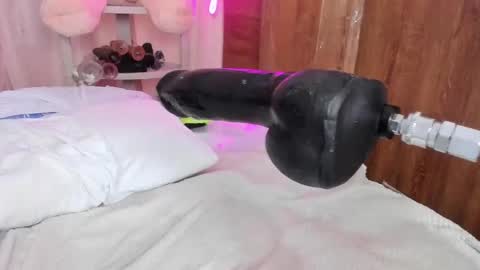 queen_yully online show from March 6, 8:48 pm