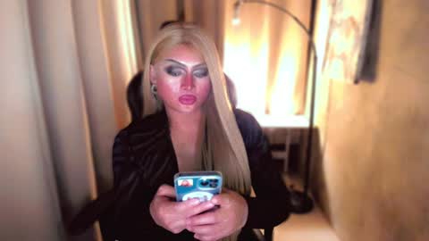 Snapshot of queenarthalia chatting on December 10, 1:55 pm ARTHA online show from December 10, 1:55 pm