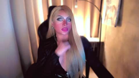 Snapshot of queenarthalia chatting on December 15, 5:42 pm ARTHA online show from December 15, 5:42 pm