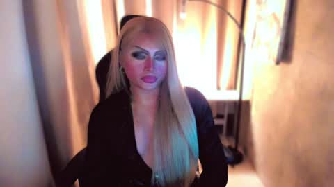 Snapshot of queenarthalia chatting on December 15, 8:47 pm ARTHA online show from December 15, 8:47 pm